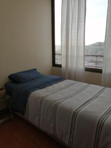 科金博Departamento Sector Central Coquimbo, Vista al Puerto的一间卧室设有一张大床和窗户