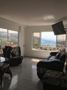 OibaCASA TOÑITA的客厅设有两张沙发和一个大窗户