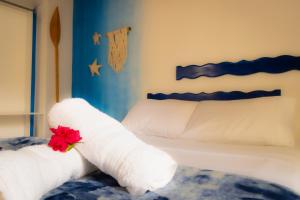 阿布拉奥Raio de Sol pousada & camping的酒店客房,配有一张带折叠毛巾的床