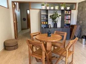 CarsalaLas Casitas Quinua的客厅配有一张木桌和椅子