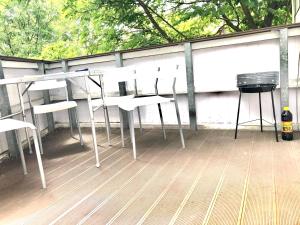 施科伊迪茨#WORLD Privat Wohnung的甲板上的一排椅子和烤架