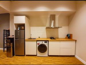 Kalibanteng-lorPuri Mediterania Semarang的厨房配有洗衣机和冰箱。