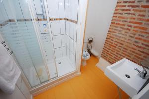 拉苏特兰Le Puy Robin的带淋浴、卫生间和盥洗盆的浴室