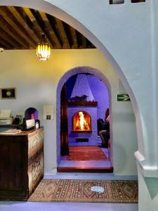 舍夫沙万达达迪奇雷夫摩洛哥传统庭院住宅的壁炉,位于带拱门的房间