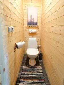 KärdeSelf Check-in Sauna Cabin next to Hiking Trails的一间带卫生间和地毯的小浴室