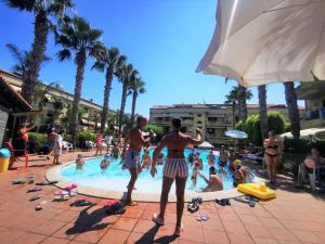 丰达切洛Casa, Mare-Etna-Taormina的一群人在游泳池里