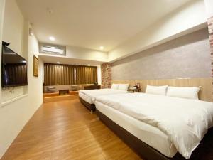 台中市台中欧菲旅店的酒店客房设有两张床和电视。