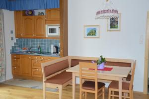 PressbaumBiobauernhof Wolf-Hof的一间带桌椅的厨房和一间用餐室