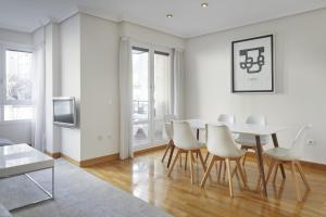 圣塞瓦斯蒂安Koral - Basque Stay的白色的客厅配有桌椅