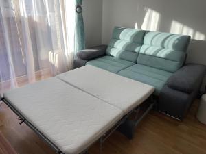 切尔尼杜尔Apartmán Jitka - Slunečná louka的客房内的床和沙发