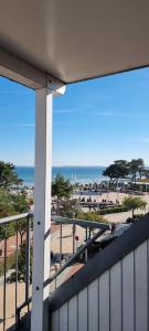 沙博伊茨Inspiration Maisonette的享有海滩和海洋景致的阳台