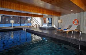 福米加尔HG阿尔拓阿拉贡酒店的游泳池,带椅子和水