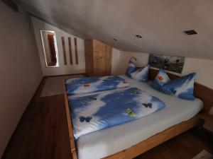 维辛Lamplhof的一间卧室配有一张带蓝色床单和臭虫的床。