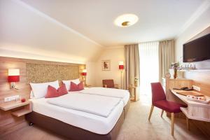 埃塔尔鲁维格德巴耶可罗斯特酒店的酒店客房设有一张大床和一张书桌。