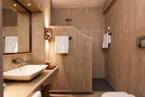 美特索文Katogi Averoff Hotel & Winery的一间带水槽和镜子的浴室