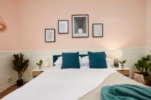 哈罗盖特Central Harrogate 2 Bedroom Apartment的卧室配有带蓝色枕头的大型白色床
