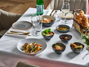 特拉维夫特拉维夫大卫洲际酒店的餐桌,带食物盘和酒杯