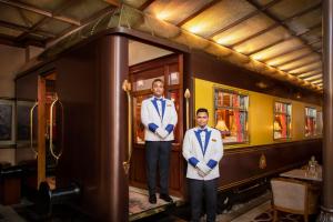 新德里新德里泰姬陵酒店的两个人站在一辆火车车道上