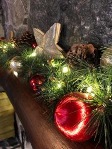 库尔迪加Log Cabin的红饰和圣诞灯饰的圣诞中心