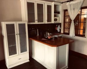 莱登堡Trout River Falls的厨房配有白色橱柜和台面