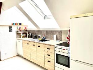 施科伊迪茨#WORLD Monteur Apartment的厨房配有木制橱柜和白色冰箱。