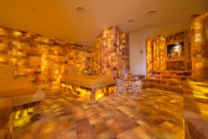 坎德施泰格多尔登峰森林酒店的一间设有石墙和木地板的客房