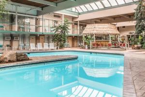 斯特劳兹堡FairBridge Inn & Suites Poconos的一座带度假村的大楼里的大型游泳池