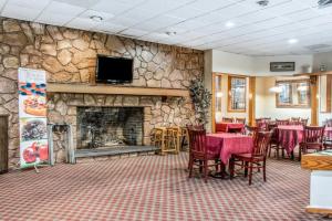 FairBridge Inn & Suites Poconos餐厅或其他用餐的地方