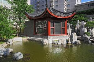北京长富宫饭店的池塘中央的小建筑