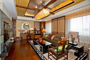 北京长富宫饭店的客厅配有沙发和桌子