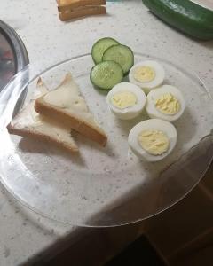 秋明Traveler's Mini-Hotel的玻璃盘,夹三明治,煮鸡蛋和黄瓜