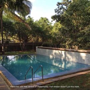 DongriMoon Harvest- Villa by the Pool的一座树木繁茂的庭院内的游泳池