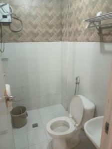 甲万那端DJCI Apartelle with own bath & kitchen 101-211的一间带卫生间和水槽的浴室