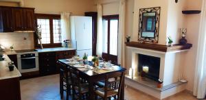 莱福卡斯特龙Villa Leonidas GreeceFiloxenia的厨房配有餐桌和壁炉