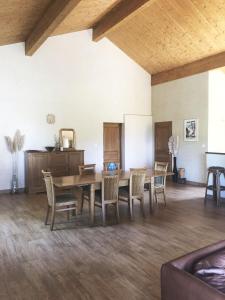 SocciaVilla familiale entre mer et montagne Corse的一间带桌椅的用餐室