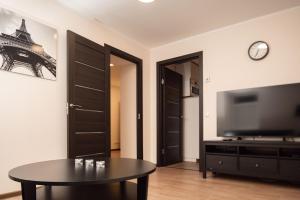 乌克梅尔盖Crown Apartment的客厅配有桌子和平面电视。
