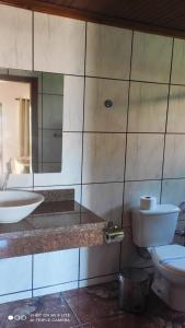 布罗塔斯Pousada Recanto das Maritacas的一间带卫生间、水槽和镜子的浴室