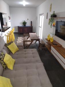 圣佩德罗-达阿尔德亚Apartamento Cobertura的带沙发和平面电视的客厅