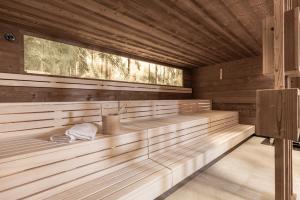 阿尔普巴赫谷地赖特佩奇纳霍夫酒店的一间设有木墙和木制天花板的桑拿浴室