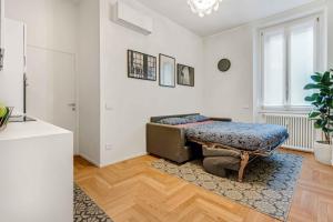 米兰New Milan Central Apartment的客厅配有沙发和桌子
