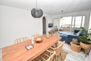 阿尔梅利马Expoholidays - Apartamentos Puerto Almerimar的客厅配有木桌和椅子