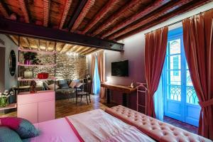 科莫Vitrum - Como Luxury Suites的一间卧室设有一张床和一间客厅。