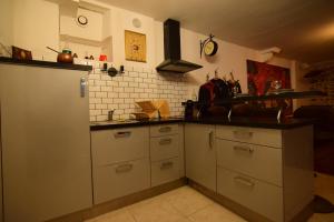 波城Le repère, pour fan de sorcellerie !的厨房配有冰箱和水槽。