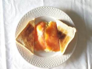 阿维莫尔Carn Mhor Bed and Breakfast的一块白板,上面有一块面包,上面有果酱和奶酪