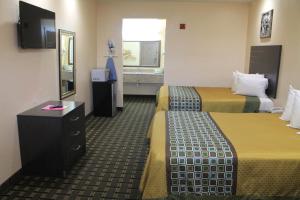 西孟菲斯西孟菲斯霍姆盖特旅馆&套房酒店的酒店客房设有两张床和盥洗盆