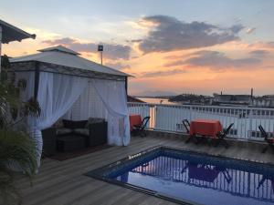 里约热内卢Hotel Pousada Irmaos Freyhardt的享有带游泳池的甲板的景致