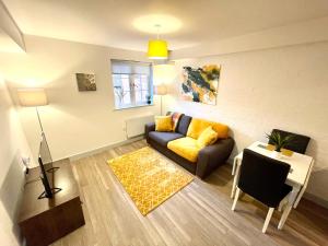 彼索普斯托福Bright & Cosy One Bedroom Apartment - Perfect base in Bishop's Stortford的客厅配有沙发和桌子