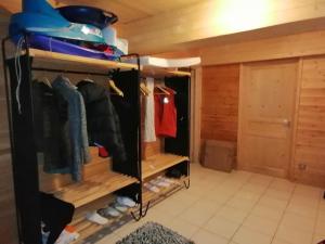 阿洛斯Chalet Les Pins Blancs的步入式衣柜,配有木墙和木架