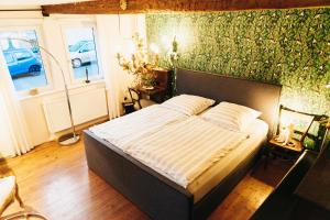 巴特菲尔伯尔Tante Berg B&B的一间卧室设有一张大床和绿色的墙壁