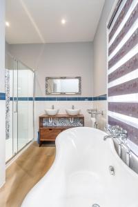 伊夫舍姆The Northwick Arms Hotel的白色的浴室设有2个盥洗盆和1个浴缸。